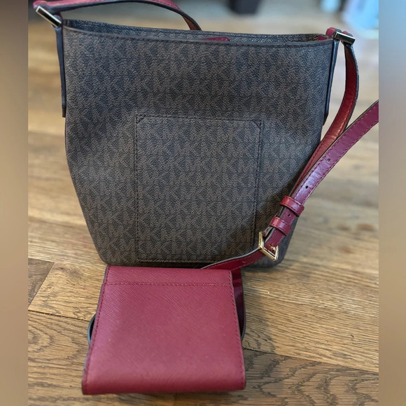 Like New Michael Kors Brown & Red Signature Bucket Bag Purse + Matching Wallet - Picture 9 of 10